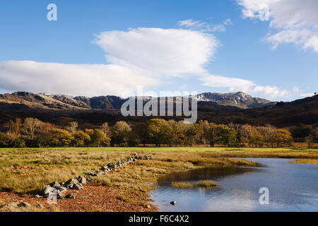 Blick über See Llyn Dinas Cnicht Berg im Snowdonia National Park im Herbst. Nant Gwynant Gwynedd North Wales UK Großbritannien Stockfoto