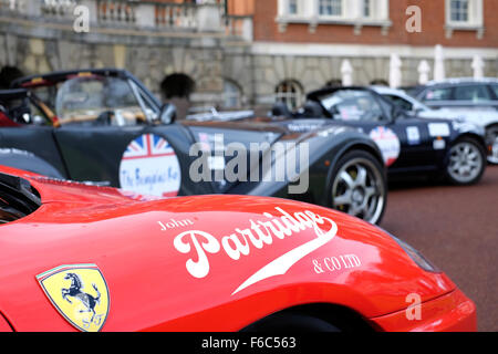 Epsom, Surrey, UK. 16. November 2015. Starten des 2015 Beaujolais Run im RAC Club in Epsom Surrey UK 16. November 2015 Credit: Theodore Liasi/Alamy Live-Nachrichten Stockfoto