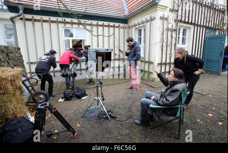 Das Filmteam um Regisseur Christoph Weinert (2.f.R.) vorbereiten für eine Filmszene im Fallada-Museum in Carwitz, Deutschland, 16. November 2015. Ein Filmteam filmt eine szenische Dokumentation für Fernsehsender Arte über das Leben des Autors Hans Fallada (1893-1947), lebte und arbeitete von 1933 bis 1945 in Carwitz. Foto: BERND WUESTNECK/dpa Stockfoto