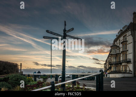 Seaside anzeigen Beschilderung der Cleveland Weg und Cliff Spaziergänge am Saltburn-by-the-Sea, Cleveland, North Yorkshire, England Stockfoto