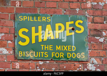 Spillers Formen Hundekuchen Email-Werbeschild an Wand bei Staverton Eisenbahn Stationin Devon, England Stockfoto