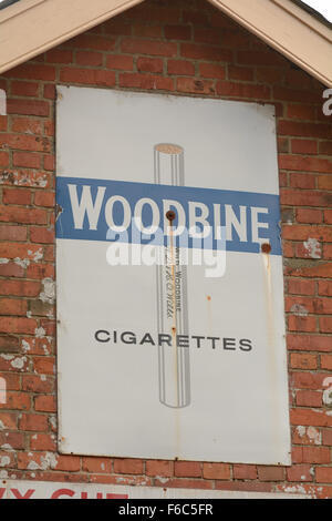 Woodbine Zigaretten Email-Werbeschild an Wand bei Staverton Bahnhof in Devon, England Stockfoto