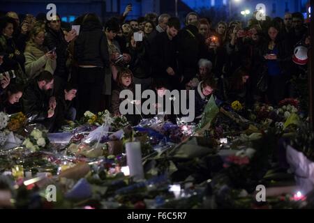 Paris, Frankreich. 15. November 2015. Menschen legen Blumen und leichte Candlesto Hommage an die Opfer des Paris Terroranschläge in Paris, Frankreich, 15. November 2015. © Theo Duval/Xinhua/Alamy Live-Nachrichten Stockfoto