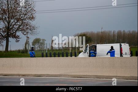 Valenicennes, Frankreich. 16. November 2015. Polizisten kontrollieren einen van auf einer Autobahn an der Frankreich-Belgien-Grenze in der Nähe von Valenicennes, Frankreich, am 16. November 2015. Gleichzeitige Schießereien und Explosionen in Restaurants, Bataclan Concert Hall und national Stadium in Paris am Freitagabend mindestens 129 Menschen getötet und Hunderte von anderen verletzt. © Zhou Lei/Xinhua/Alamy Live-Nachrichten Stockfoto