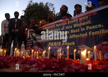 Islamabad, Pakistan. 16. November 2015. Menschen zünden Kerzen für die Opfer der Terroranschläge von Paris während einer Trauerzeremonie in Islamabad, Pakistan, am 16. November 2015. Bildnachweis: Saadia Seher/Xinhua/Alamy Live-Nachrichten Stockfoto