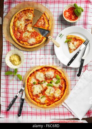 Käse und Tomaten pizza Stockfoto