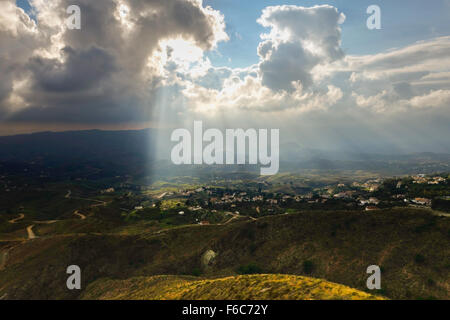 Sonnenstrahlen, erhellen spanischen Ackerland in Andalusien, Spanien. Stockfoto