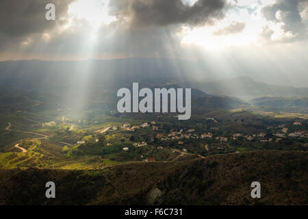 Sonnenstrahlen, erhellen spanischen Ackerland in Andalusien, Spanien. Stockfoto