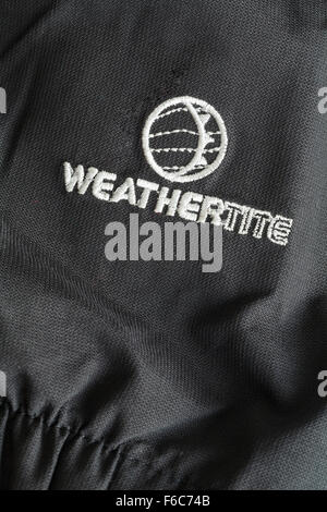 Weathertite Logo auf Karrimor Kleidung Stockfoto