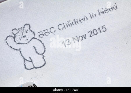 BBC Kinder in Not 13 Nov 2015 mit Pudsey tragen Stempel auf Umschlag Stockfoto