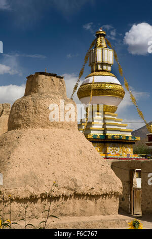 Indien, Himachal Pradesh, Spiti Fluss Tal, Tabo, Gompa, historische Erde Chorten und neue weiß getünchten stupa Stockfoto