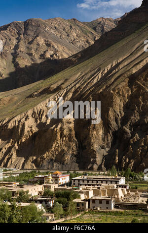 Indien, Himachal Pradesh, Spiti Flusstal, Tabo, erhöhte Ansicht des historischen Gompa und Dorf von Hügel Höhlen Stockfoto