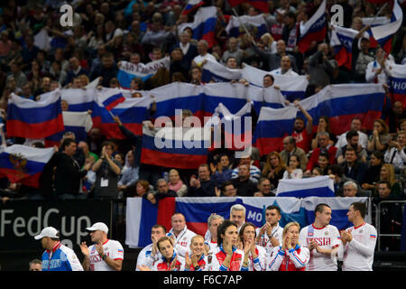 Prag, Tschechische Republik. 14. November 2015. Russische Tennis-Spieler und Fans, halten russische Fahnen, beobachten das Spiel Karolina Pliskova tschechischer gegen Maria Sharapova Rußland während der Tennis-Fed-Cup-Finale zwischen Tschechien und Russland in Prag, Tschechische Republik, 14. November 2015 übereinstimmen. © Michal Kamaryt/CTK Foto/Alamy Live-Nachrichten Stockfoto