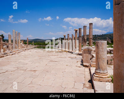 Alten gepflasterte Straße mit Marmorsäulen in Patara, Lykien, Türkei Stockfoto