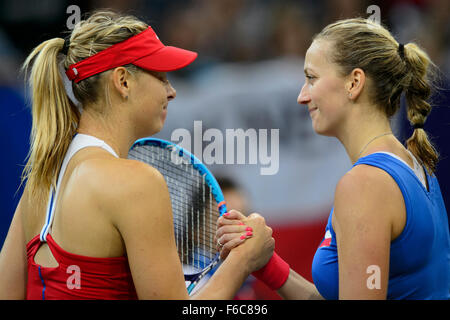 Prag, Tschechische Republik. 15. November 2015. Maria Sharapova Russlands (links) erhält Anerkennung von Petra Kvitova von Tschechien nach dem Fed-Cup-Tennis-Endspiel zwischen Tschechien und Russland in Prag, Tschechische Republik, 15. November 2015. Bildnachweis: Michal Kamaryt/CTK Foto/Alamy Live-Nachrichten Stockfoto