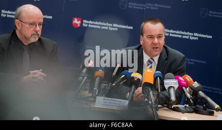 Hannover, Deutschland. 16. November 2015. Niedersachsens Innenminister Boris Pistorius (R, SPD) und Volker Kluwe, Polizeipräsident der Hannover Bezirk Polizei Fraktion sprechen auf einer Pressekonferenz in das Innenministerium in Hannover in Hannover, 16. November 2015. Das internationale Fußballspiel zwischen Deutschland und den Niederlanden findet am 17. November 2015 in Hannover statt. Drei Tage nach den Terroranschlägen in Paris gibt es erhöhte Sicherheitsvorkehrungen für das Spiel. Foto: JULIAN STRATENSCHULTE/Dpa/Alamy Live News Stockfoto