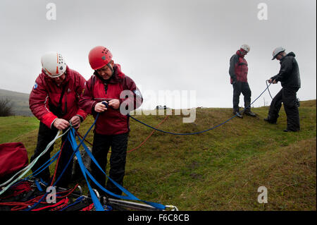 Zentralen Beacons Bergrettung während einer Trainingseinheit in den Brecon Beacons, Südwales. Stockfoto