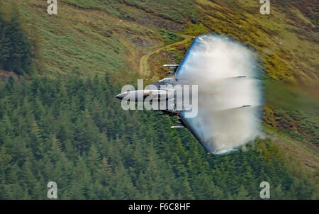 United States Air Force F-15E Strike Eagle niedrig in Wales Stockfoto