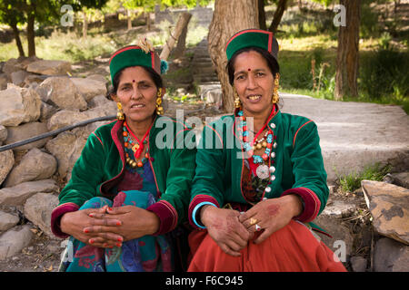 Indien, Himachal Pradesh, Spiti Flusstal, Tabo, zwei Frauen aus Kinnaur, gekleidet in verankerten Kleidung Stockfoto