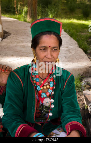 Indien, Himachal Pradesh, Spiti Fluss Tal, Tabo, Frau von Kinnaur, gekleidet in verankerten Kostüm und Hut Stockfoto