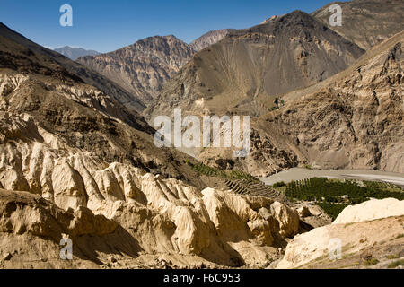 Indien, Himachal Pradesh, Sumdo, Erosion, Regen erodiert Schlamm in Nullah über Spiti Fluss Stockfoto