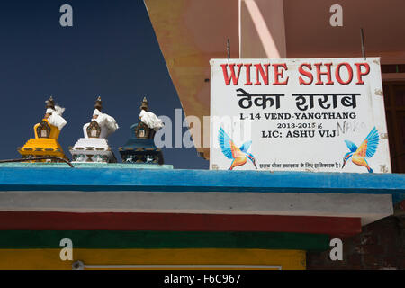 Indien, Himachal Pradesh, Yangthang, Wein shop Zeichen, Kingfisher Bier Werbung Stockfoto