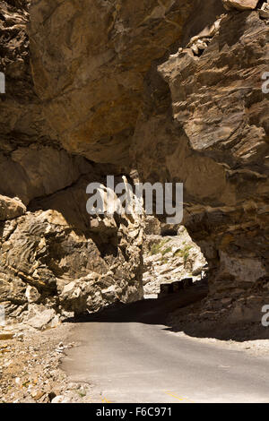 Dirasang, Hindustan-Tibet Highway Klippe unter Überhang Felsen geschnitten, Kinnaur, Himachal Pradesh, Indien Stockfoto