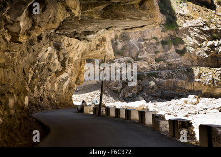 Dirasang, Hindustan-Tibet Highway Klippe unter Überhang Felsen geschnitten, Kinnaur, Himachal Pradesh, Indien Stockfoto