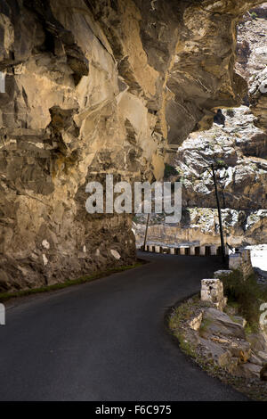 Dirasang, Hindustan-Tibet Highway Klippe unter Überhang Felsen geschnitten, Kinnaur, Himachal Pradesh, Indien Stockfoto