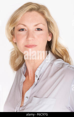 Studio Portrait Kopf geschossen attraktive glücklich mittleren gealterten blonden Frau in den Vierzigern Stockfoto
