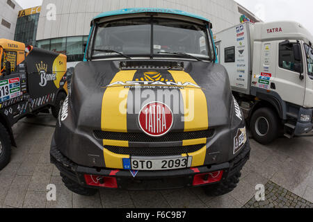 Ostrava, Tschechische Republik. 16. November 2015. Pressekonferenz des Teams Bonver Dakar Projekt vor der Rallye Dakar fand in Ostrava, Tschechische Republik, am 16. November 2015. Abgebildete Tatra-Rennwagen. © Petr Sznapka/CTK Foto/Alamy Live-Nachrichten Stockfoto