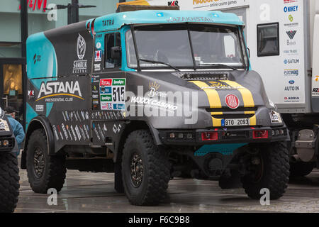 Ostrava, Tschechische Republik. 16. November 2015. Pressekonferenz des Teams Bonver Dakar Projekt vor der Rallye Dakar fand in Ostrava, Tschechische Republik, am 16. November 2015. Abgebildete Tatra-Rennwagen. © Petr Sznapka/CTK Foto/Alamy Live-Nachrichten Stockfoto