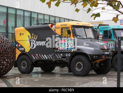 Ostrava, Tschechische Republik. 16. November 2015. Pressekonferenz des Teams Bonver Dakar Projekt vor der Rallye Dakar fand in Ostrava, Tschechische Republik, am 16. November 2015. Abgebildete Tatra-Rennwagen von Tomas Vratny. © Petr Sznapka/CTK Foto/Alamy Live-Nachrichten Stockfoto