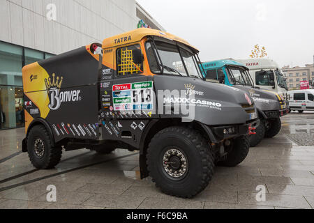 Ostrava, Tschechische Republik. 16. November 2015. Pressekonferenz des Teams Bonver Dakar Projekt vor der Rallye Dakar fand in Ostrava, Tschechische Republik, am 16. November 2015. Abgebildete Tatra-Rennwagen von Tomas Vratny. © Petr Sznapka/CTK Foto/Alamy Live-Nachrichten Stockfoto