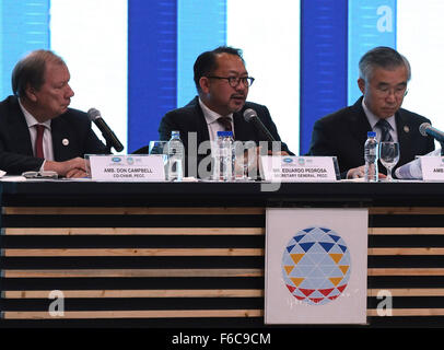 (151116)--MANILA, 16. November 2015 (Xinhua)--Eduardo Pedrosa (C), Generalsekretär des Pacific Zusammenarbeit Wirtschaftsrates, spricht während einer Pressekonferenz in Manila, Philippinen, am 16. November 2015. Beim Asien-Pazifik Wirtschaftsführer in Manila zu sammeln, sagte sie sollte ihre Diskussionen über Möglichkeiten, um sicherzustellen, dass immer mehr Menschen Teil des Wachstums der Region sind, Pazifische wirtschaftliche Zusammenarbeit des Rates jährlichen Bericht zur Lage der Region hier am Montag veröffentlicht. Dem Bericht zufolge wird die Region mit 3,2 Prozent in diesem Jahr die langsamste Rate seit der globalen Finanzkrise wachsen. Stockfoto