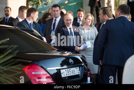 Antalya, Türkei. 16. November 2015. Der russische Premierminister Vladimir Putin steigt aus seinem Limosuine auf dem G20-Gipfel in Belek, in der Nähe von Antalya, Türkei, 16. November 2015. Die G20-Gruppe von neunzehn Industrie- und Schwellenländer Länder sowie der EU tagt unter dem Vorsitz der Türkei vom 15. Oktober bis 16. Oktober 2015. Foto: BERND VON JUTRCZENKA/Dpa/Alamy Live-Nachrichten Stockfoto