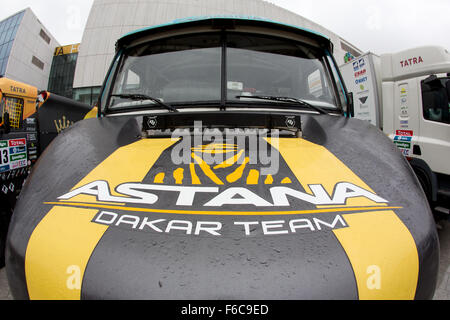 Ostrava, Tschechische Republik. 16. November 2015. Pressekonferenz des Teams Bonver Dakar Projekt vor der Rallye Dakar fand in Ostrava, Tschechische Republik, am 16. November 2015. Abgebildete Tatra-Rennwagen. © Petr Sznapka/CTK Foto/Alamy Live-Nachrichten Stockfoto