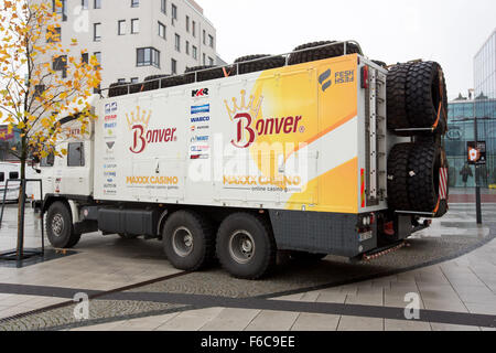 Ostrava, Tschechische Republik. 16. November 2015. Pressekonferenz des Teams Bonver Dakar Projekt vor der Rallye Dakar fand in Ostrava, Tschechische Republik, am 16. November 2015. Abgebildete Begleitfahrzeug. © Petr Sznapka/CTK Foto/Alamy Live-Nachrichten Stockfoto