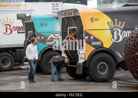 Ostrava, Tschechische Republik. 16. November 2015. Pressekonferenz des Teams Bonver Dakar Projekt vor der Rallye Dakar fand in Ostrava, Tschechische Republik, am 16. November 2015. Abgebildete Tatra-Rennwagen von Tomas Vratny. © Petr Sznapka/CTK Foto/Alamy Live-Nachrichten Stockfoto