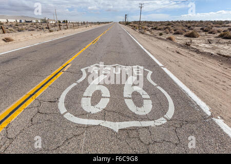 Alten Route 66 Plasterung Zeichen in der Mojave-Wüste. Stockfoto