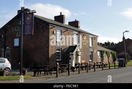 An den Ufern des Leeds und Liverpool Canal im New Lane ist in der Nähe von Burscough eines lokalen Kanal Seite Kneipen, die Bauern Arm Stockfoto