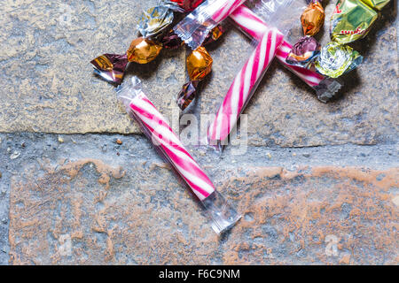 gemischte Bonbons einen groben gemauerten Erdgeschoss Stockfoto
