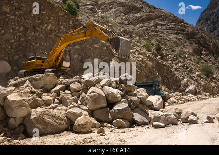 Indien, Himachal Pradesh, Kinnaur, Tashigang Khab, Tata Hitachi Bagger, clearing großen Felssturz aus Hindustan-Tibet Highway Stockfoto