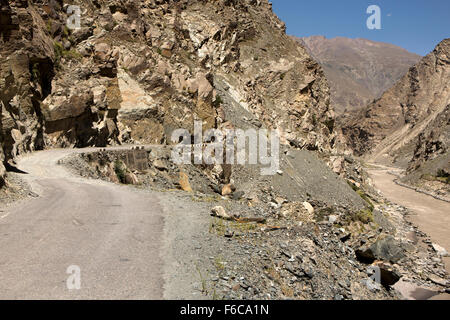 Indien, Himachal Pradesh, Kinnaur, Hindustan-Tibet Highway in Sutlej River Gorge Stockfoto