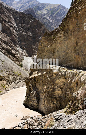 Sutlej River Gorge Hindustan-Tibet Highway, Kinnaur, Himachal Pradesh, Indien in steilen Felsen geschnitten Stockfoto