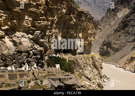 Cengi, Hindustan-Tibet Highway in steilen Felsen neben Sutlej Fluß geschnitten, Kinnaur, Himachal Pradesh, Indien Stockfoto