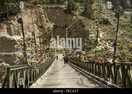 Akpa Khas, Menschen auf Fuß Überquerung Hängebrücke über Sutlej Fluß, Kinnaur, Himachal Pradesh, Indien Stockfoto