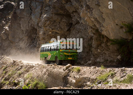 Akpa Khas, Satya Reisebus Beschleunigung auf staubigen Hindustan-Tibet Highway Bergstraße, Kinnaur, Himachal Pradesh, Indien Stockfoto