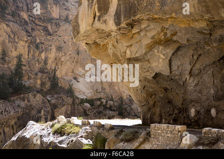 Akpa Khas, Hindustan-Tibet Highway Bergstraße in überhängenden Felsen geschnitten, Kinnaur, Himachal Pradesh, Indien Stockfoto