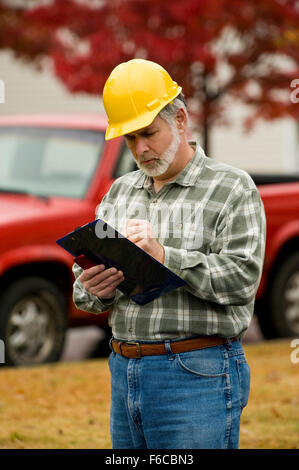 Bauleiter schreibt Bericht Stockfoto